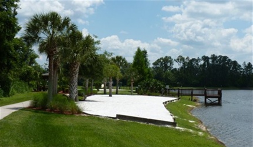 Lakeside beach. Roughtallys in Lake Berkley Resort, Kissimmee, Orlando