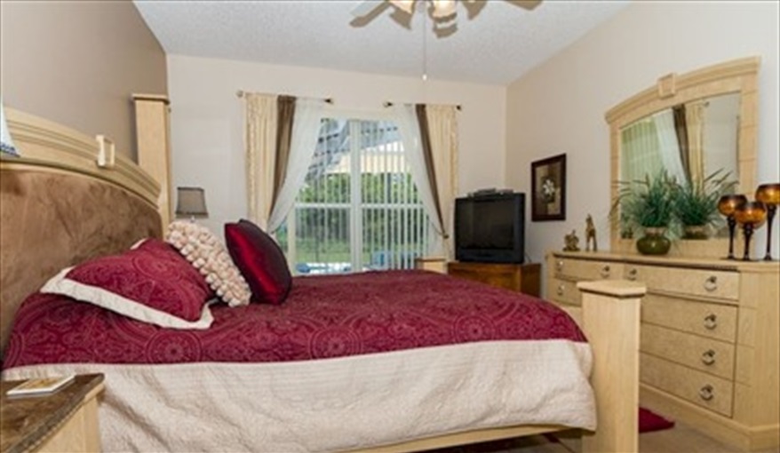 With huge walk in wadrobe with a safe. Roughtallys in Lake Berkley Resort, Kissimmee, Orlando