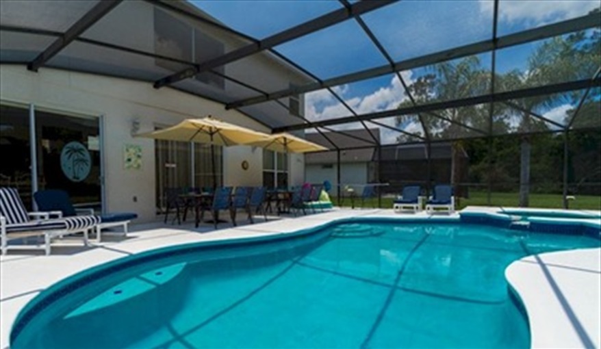 Nothing better than grilling out on the deck in the sunshine! . Roughtallys in Lake Berkley Resort, Kissimmee, Orlando