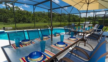 Pull up a chair and dine poolside at this luxurious Lake Berkley villa. Roughtallys in Lake Berkley Resort, Kissimmee, Orlando