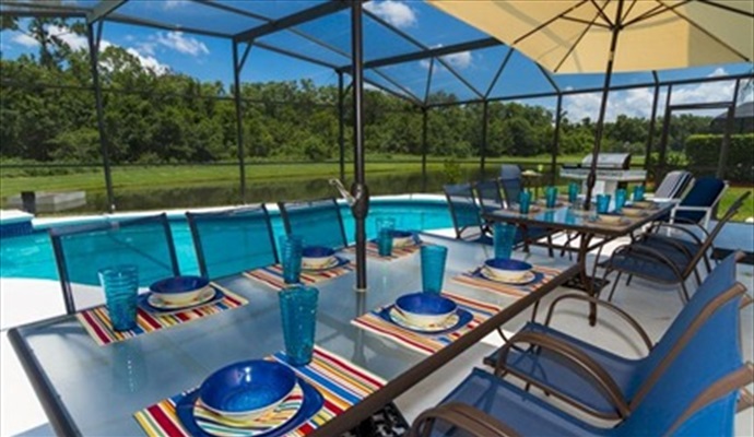 Pull up a chair and dine poolside at this luxurious Lake Berkley villa. Roughtallys in Lake Berkley Resort, Kissimmee, Orlando