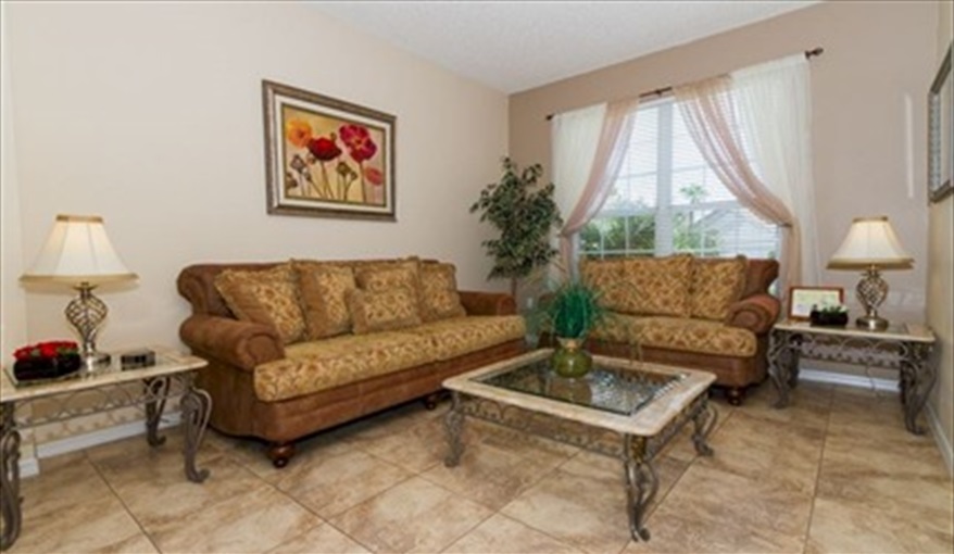 Take a quiet break in the formal lounge. Roughtallys in Lake Berkley Resort, Kissimmee, Orlando