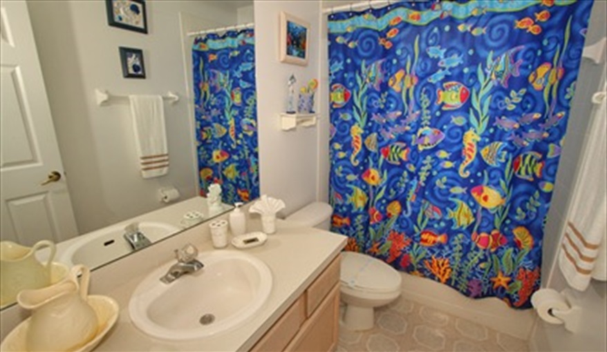 All towels are supplied. All bathrooms have built in hairdyers. Roughtallys in Lake Berkley Resort, Kissimmee, Orlando