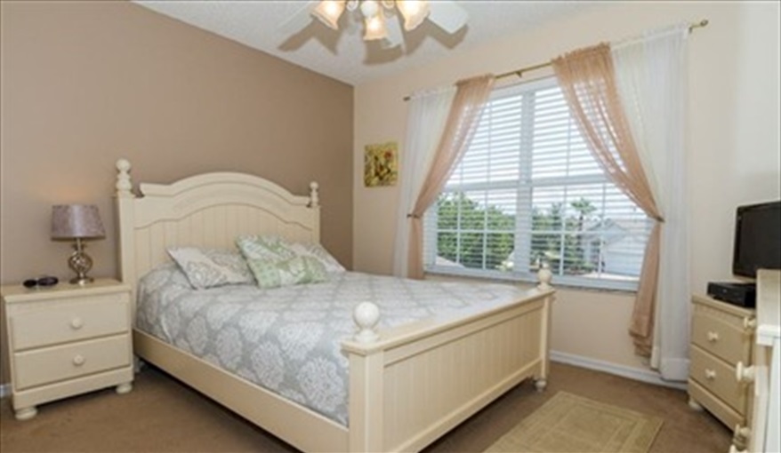 Queen size bed & great views. Roughtallys in Lake Berkley Resort, Kissimmee, Orlando