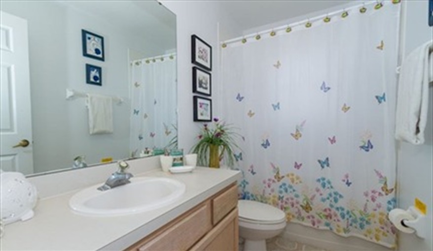 Upstairs bathroom . Roughtallys in Lake Berkley Resort, Kissimmee, Orlando
