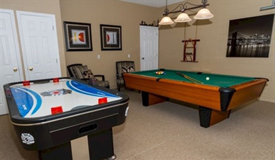 Full size Pool Table, Air Hockey, a small library of books and DVDs and a CD player . Roughtallys in Lake Berkley Resort, Kissimmee, Orlando