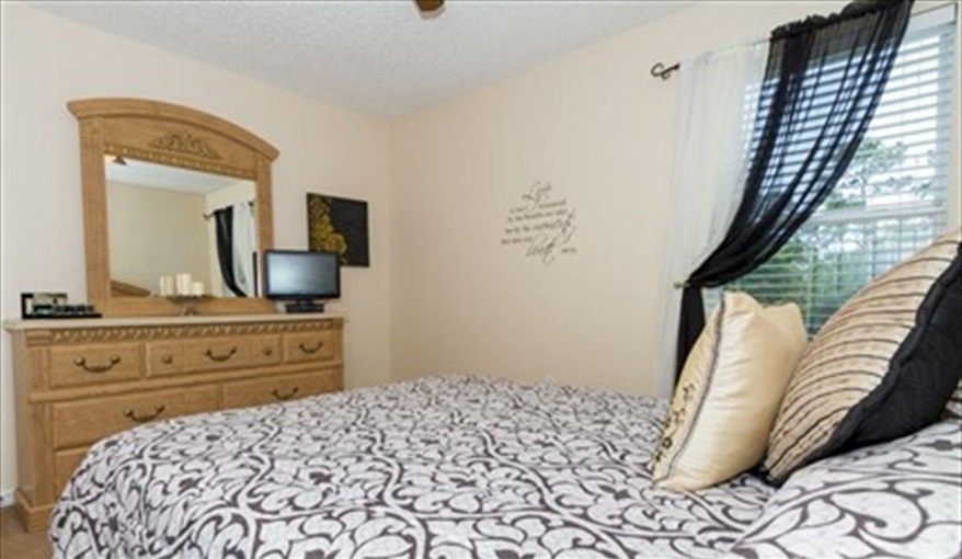 Queen bed, TV/DVD and walk in wardrobe. Roughtallys in Lake Berkley Resort, Kissimmee, Orlando