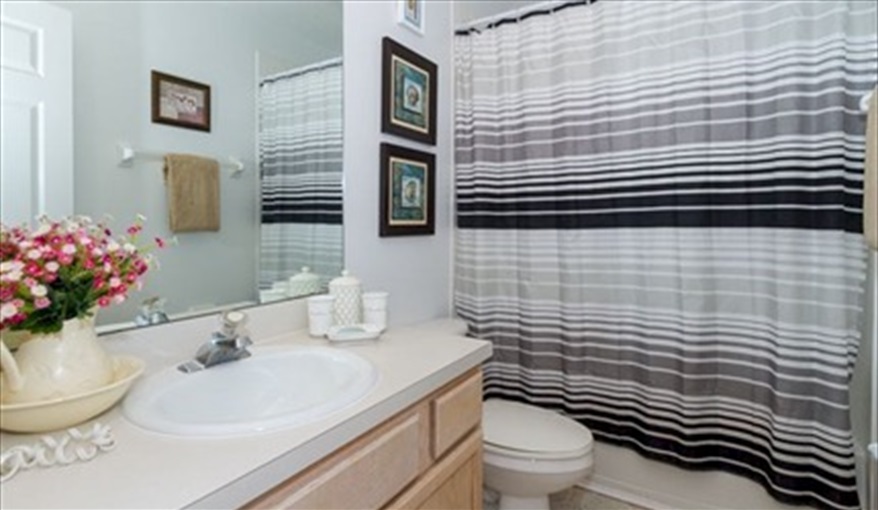 Ensuite bathroom. Roughtallys in Lake Berkley Resort, Kissimmee, Orlando