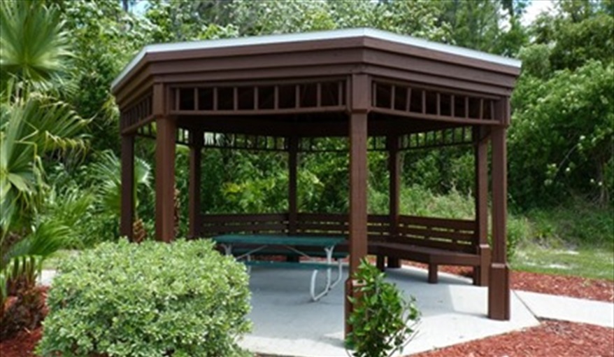 Enjoy the views from the lake gazebo. Roughtallys in Lake Berkley Resort, Kissimmee, Orlando