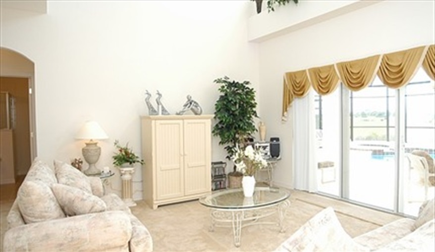 Spacious & sunny Family Room  . . .. *Villamagic* in The Sanctuary At Westhaven, Davenport, Orlando