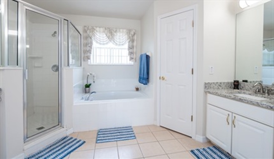 Kingsize Master 
en-suite bathroom 
on First floor . Brown's Villa in Cumbrian Lakes, Kissimmee, Orlando