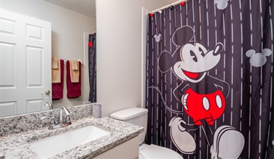 Shared bathroom with twin bedrooms on the first floor . Brown's Villa in Cumbrian Lakes, Kissimmee, Orlando