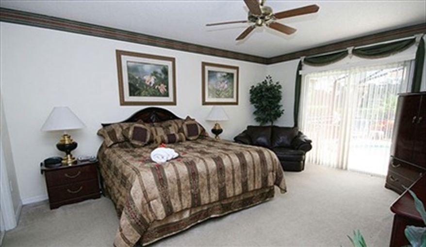Opulent groundfloor Master King size suite with leather 'Love seat' . Winter Haven Villa in Lake Berkley Resort, Kissimmee, Orlando