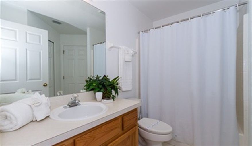 3rd Bathroom with lots of soft towels. JCHolidays in The Manors At Westridge, Davenport, Orlando
