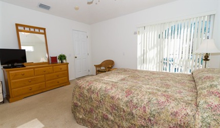 1st Master en-suite with LCD HD TV and Blu-ray player. JCHolidays in The Manors At Westridge, Davenport, Orlando