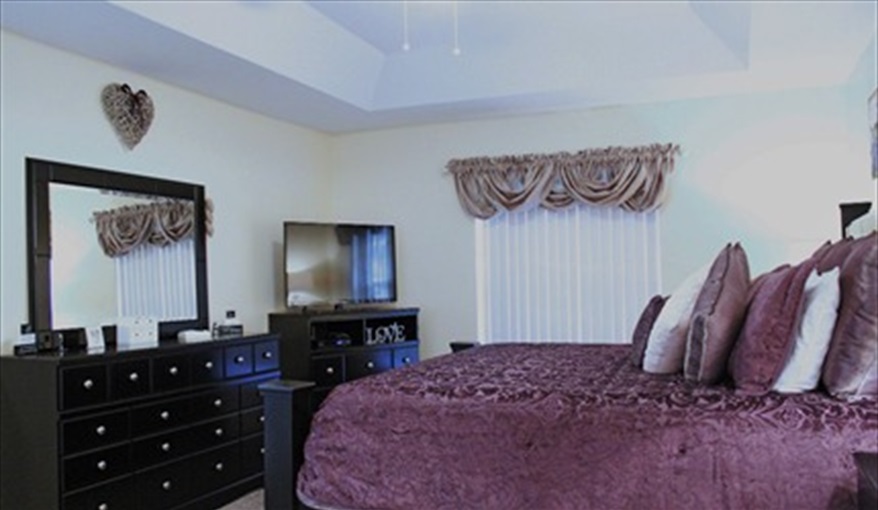 With Pillow Topped mattress & 40" FSTV . Palm Tree Villa - Pool Lift, 5 STAR RATING in Doral Woods, Kissimmee, Orlando