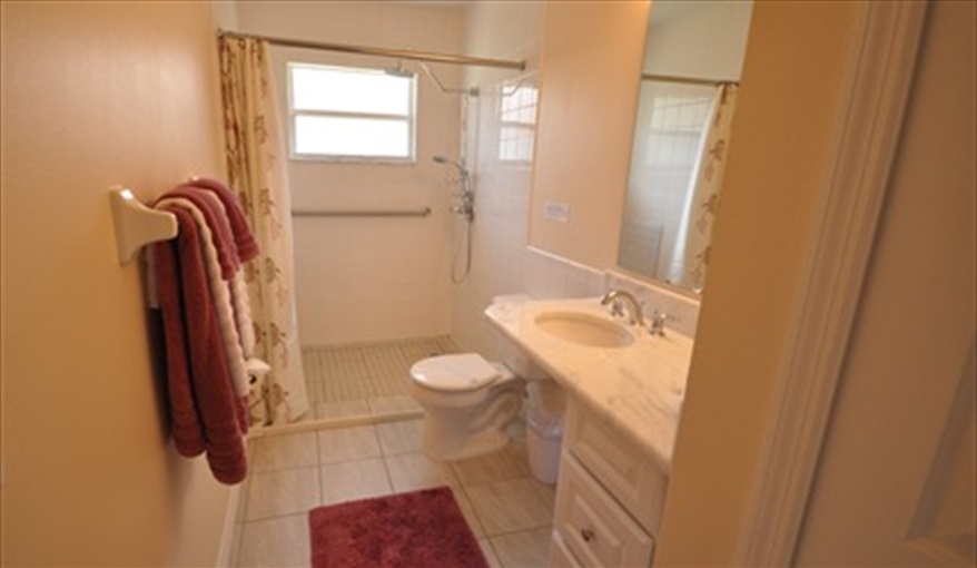 With it's own en-suite, Walk in Shower / wet room. . Palm Tree Villa - Pool Lift, 5 STAR RATING in Doral Woods, Kissimmee, Orlando