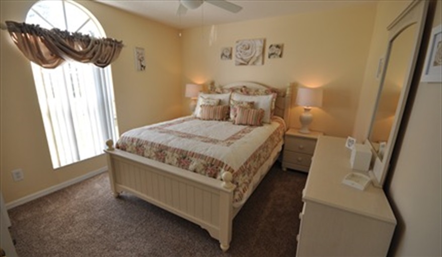 Relax in the light, bright & delightful Queen Size bed. Palm Tree Villa - Pool Lift, 5 STAR RATING in Doral Woods, Kissimmee, Orlando