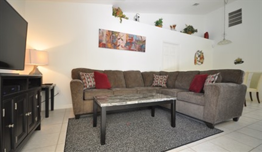 and a fantastic family room!. Palm Tree Villa - Pool Lift, 5 STAR RATING in Doral Woods, Kissimmee, Orlando