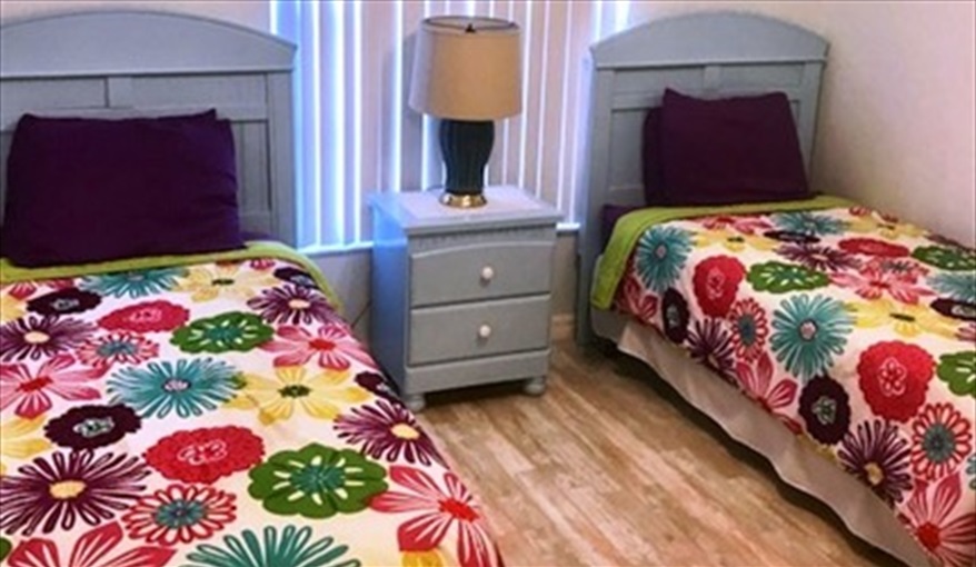 Delightful Twin Room, though not en-suite, does have it's own bathroom!!. Villa Paradiso  in Eagle Pointe, Kissimmee, Orlando