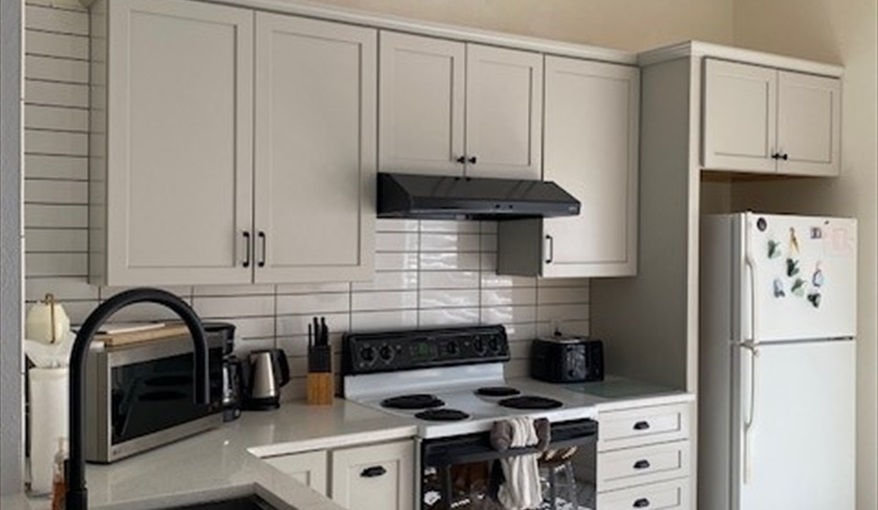 Fully Equipped Kitchen with Breakfast Nook & Counter. Villa Paradiso  in Eagle Pointe, Kissimmee, Orlando