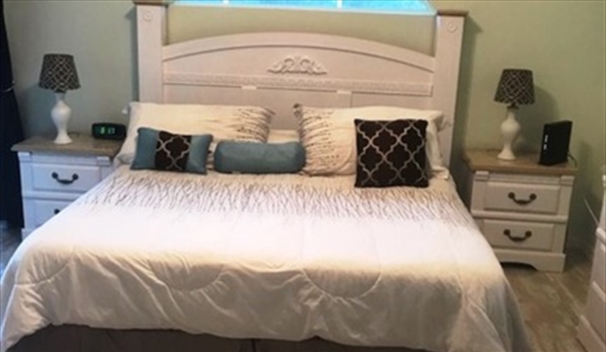 Sumptuous King Size Suite, with luxurious linens, access to pool area and en-suite facilities. Villa Paradiso  in Eagle Pointe, Kissimmee, Orlando