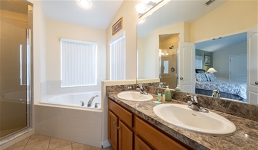 Master Bedroom En-Suite with shower and corner bath.. A Happy Potter's Place. in West Stonebridge, Davenport, Orlando