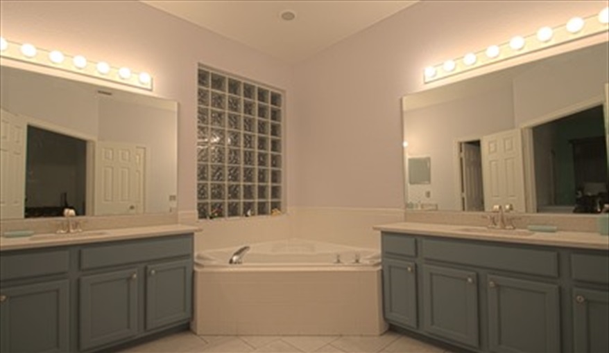 Master Suite With Jacuzzi Bath. Hills Bay Hideaway in Bridgewater Crossing, Davenport, Orlando