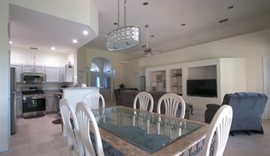 Bright & Airy Open Plan Living.. Hills Bay Hideaway in Bridgewater Crossing, Davenport, Orlando