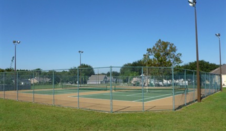 Floodlight Tennis. Westridge Palms----Free Wi-Fi, Free calls to the UK, Gas BBQ,Pool table ,Table tennis,  in Westridge, Davenport, Orlando