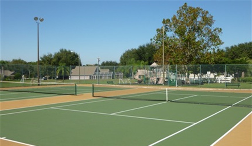 Floodlight Tennis. Westridge Palms----Free Wi-Fi, Free calls to the UK, Gas BBQ,Pool table ,Table tennis,  in Westridge, Davenport, Orlando
