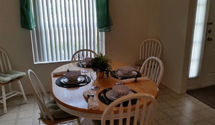 Dining for 4-6 guests. Westridge Palms----Free Wi-Fi, Free calls to the UK, Gas BBQ,Pool table ,Table tennis,  in Westridge, Davenport, Orlando