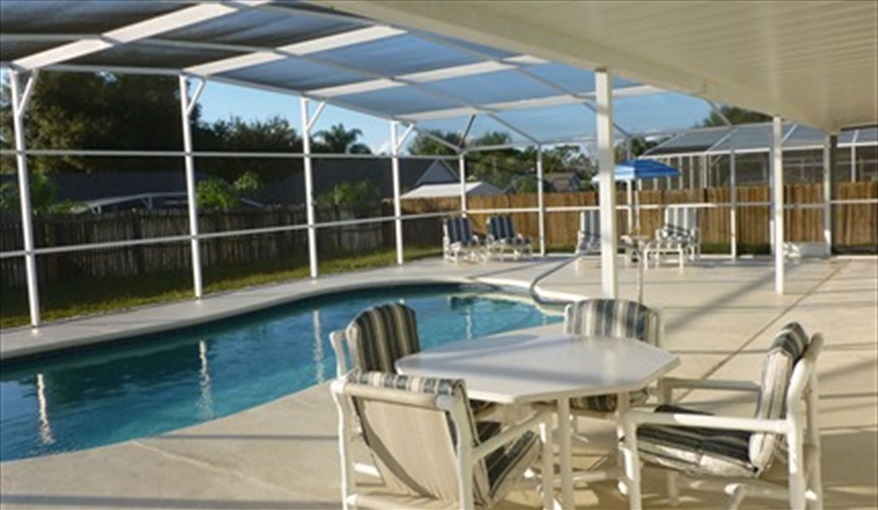  Pool Deck. Westridge Palms----Free Wi-Fi, Free calls to the UK, Gas BBQ,Pool table ,Table tennis,  in Westridge, Davenport, Orlando