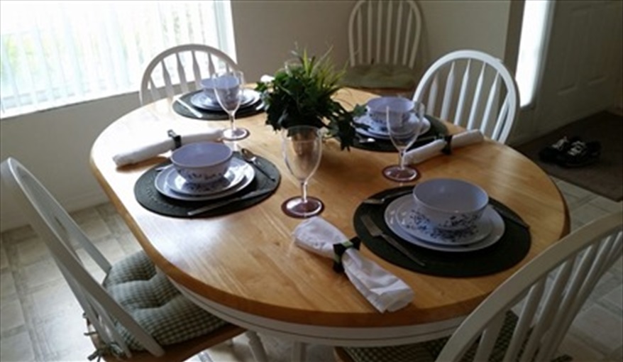 Dining for 4-6 guests. Westridge Palms----Free Wi-Fi, Free calls to the UK, Gas BBQ,Pool table ,Table tennis,  in Westridge, Davenport, Orlando