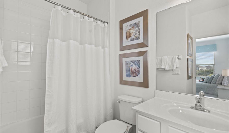 Queen suite private bathroom. Goofys Golf Getaway - Luxury Executive Disney Villa on Golf Course Gated Community, South Facing Pool,  No Rear Neighbours and Conservation Views in Providence, Davenport, Orlando