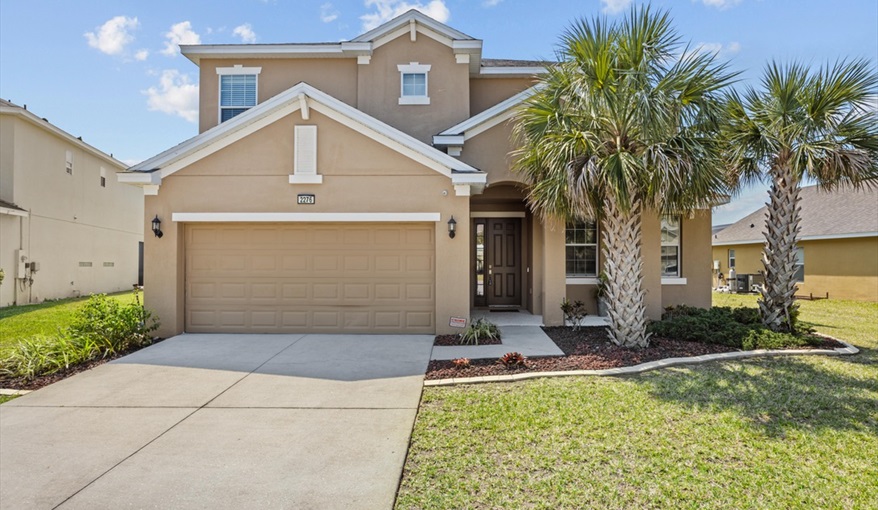 Luxury villa at the end of a quiet cul-de-sac so no passing traffic. Goofys Golf Getaway - Luxury Executive Disney Villa on Golf Course Gated Community, South Facing Pool,  No Rear Neighbours and Conservation Views in Providence, Davenport, Orlando