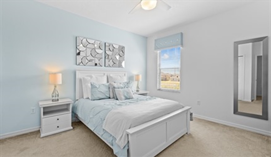Queen Suite. Goofys Golf Getaway - Luxury Executive Disney Villa on Golf Course Gated Community, South Facing Pool,  No Rear Neighbours and Conservation Views in Providence, Davenport, Orlando