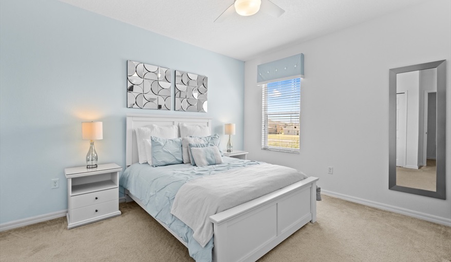 Queen Suite. Goofys Golf Getaway - Luxury Executive Disney Villa on Golf Course Gated Community, South Facing Pool,  No Rear Neighbours and Conservation Views in Providence, Davenport, Orlando