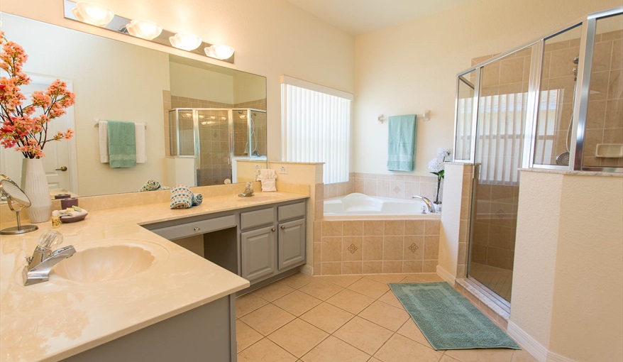Master 1 Ensuite. Manor Palms Villa - Great Location, Great Home in The Manors At Westhaven, Davenport, Orlando