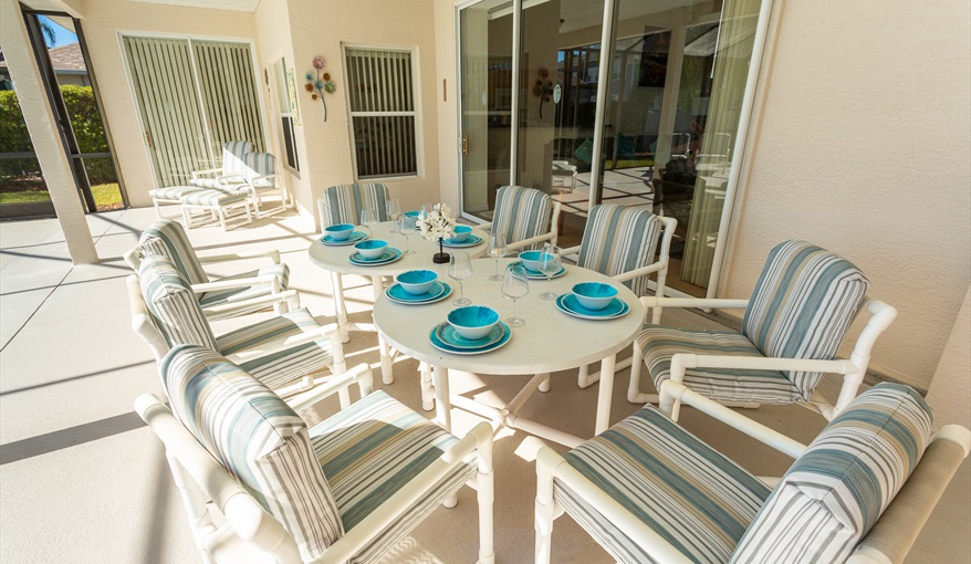 Lots of Seating. Manor Palms Villa - Great Location, Great Home in The Manors At Westhaven, Davenport, Orlando