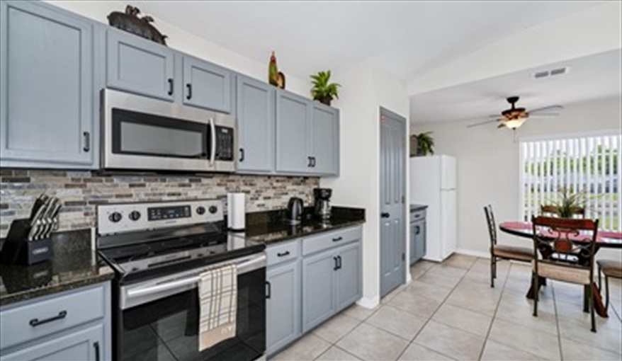 Kitchen & dining area. Three Palms Villa in Town Centre Reserve, Davenport, Orlando