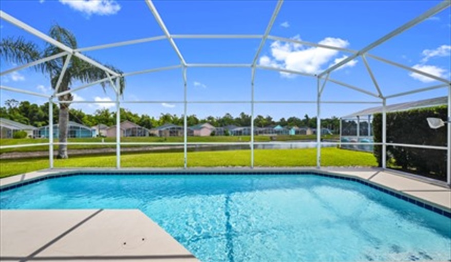 Very private pool with lake view. Three Palms Villa in Town Centre Reserve, Davenport, Orlando