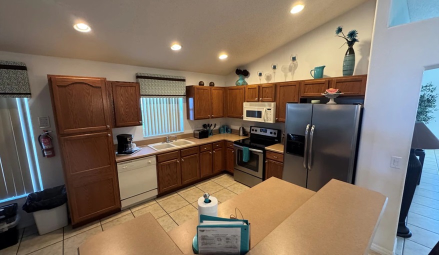 The well-appointed kitchen offers everything you need for family meals, with quality appliances.. Daisy's Den  in Indian Ridge, Kissimmee, Orlando