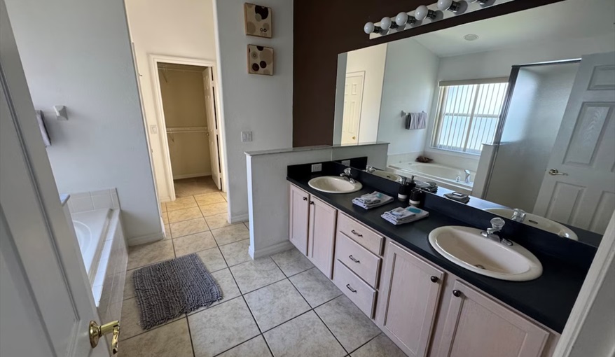 The spacious master ensuite features dual vanity sinks. Daisy's Den  in Indian Ridge, Kissimmee, Orlando