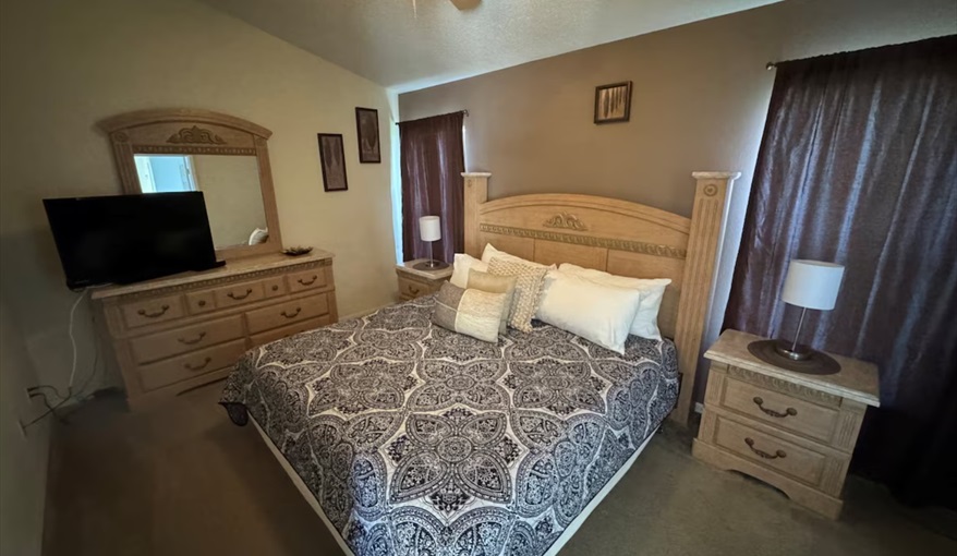 Retreat to the comfortable master bedroom with ceiling fan for year-round comfort. Daisy's Den  in Indian Ridge, Kissimmee, Orlando