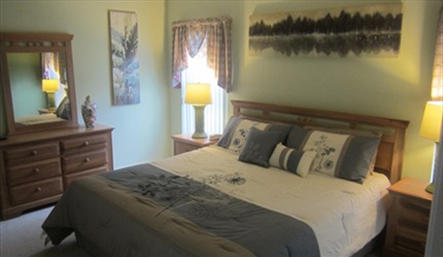 master bedroom with king size bed. Villa Verna in Indian Creek, Kissimmee, Orlando