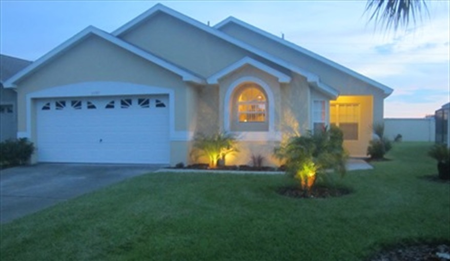 A welcoming view at night !. Villa Verna in Indian Creek, Kissimmee, Orlando