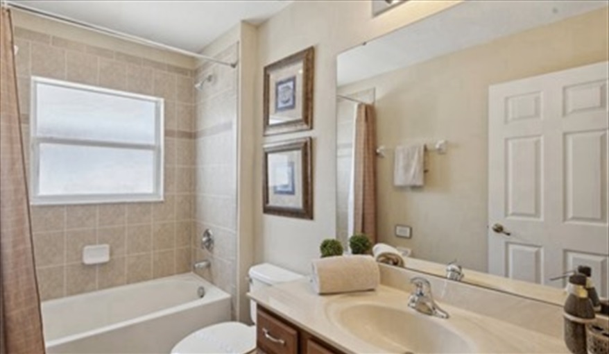 Shared Bathroom for Twin Bedrooms. Watersong Villa Florida. 6 Bedrooms 5.5 Bathrooms with 4 en-suite. Conservation Views. Pool & Spa.  in Watersong, Davenport, Orlando