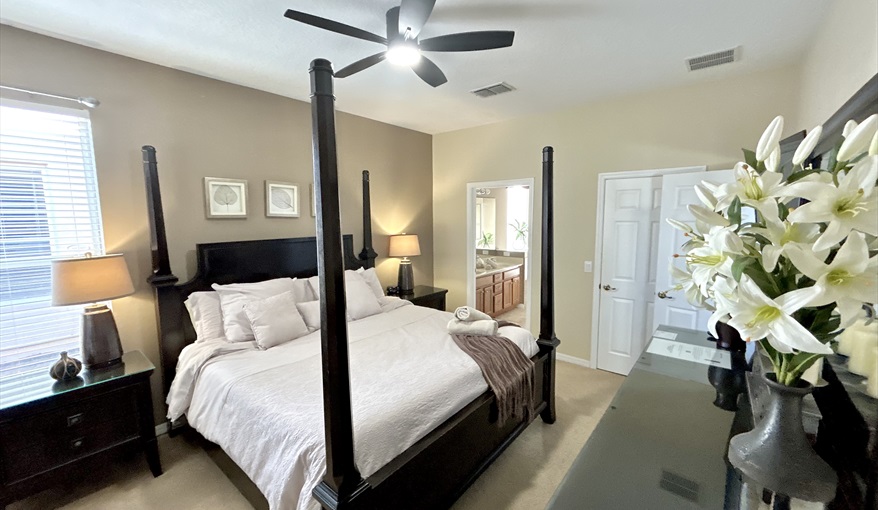 Ground Floor Master. Watersong Villa Florida. 6 Bedrooms 5.5 Bathrooms with 4 en-suite. Conservation Views. Pool & Spa.  in Watersong, Davenport, Orlando