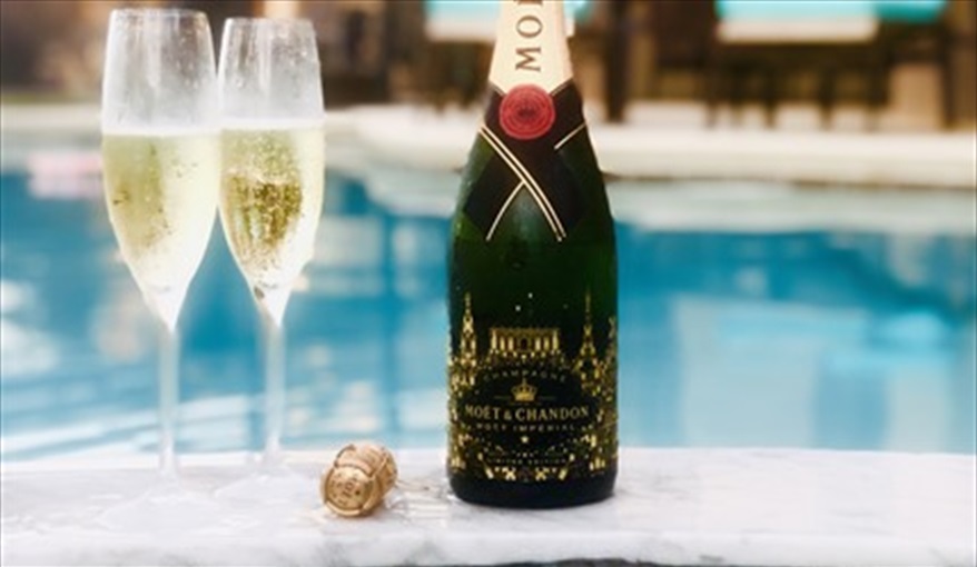 Drinks in the Spa. Watersong Villa Florida. 6 Bedrooms 5.5 Bathrooms with 4 en-suite. Conservation Views. Pool & Spa.  in Watersong, Davenport, Orlando